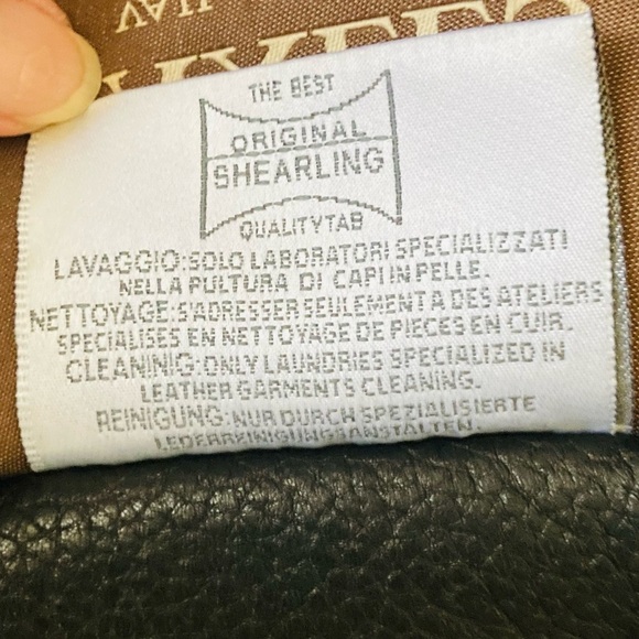 Artico Axel’s Vail, Colorado shearling zip front vest in black. Size 46 (US8/10) - Picture 7 of 11